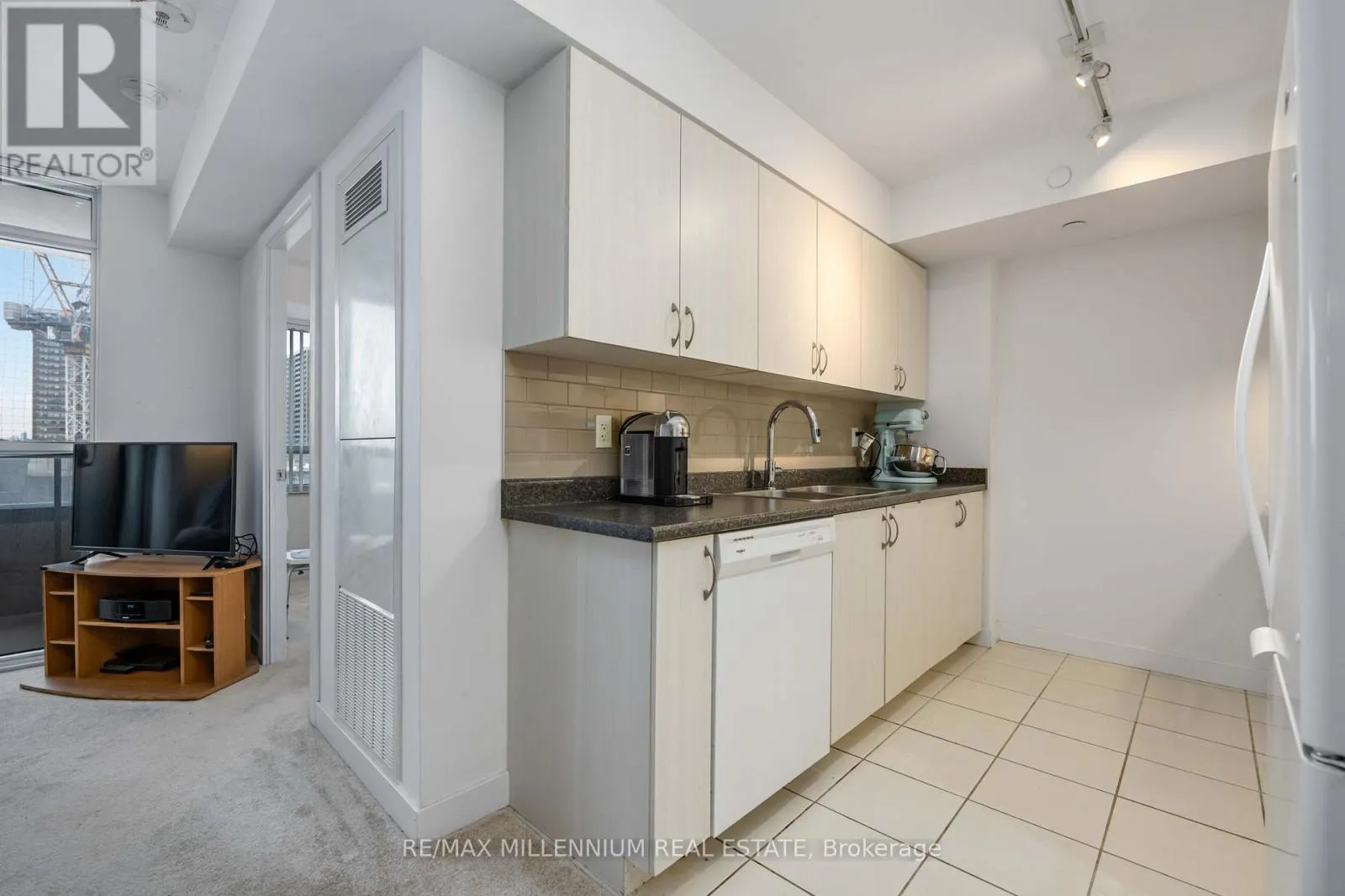 407 - 8 TRENT AVENUE