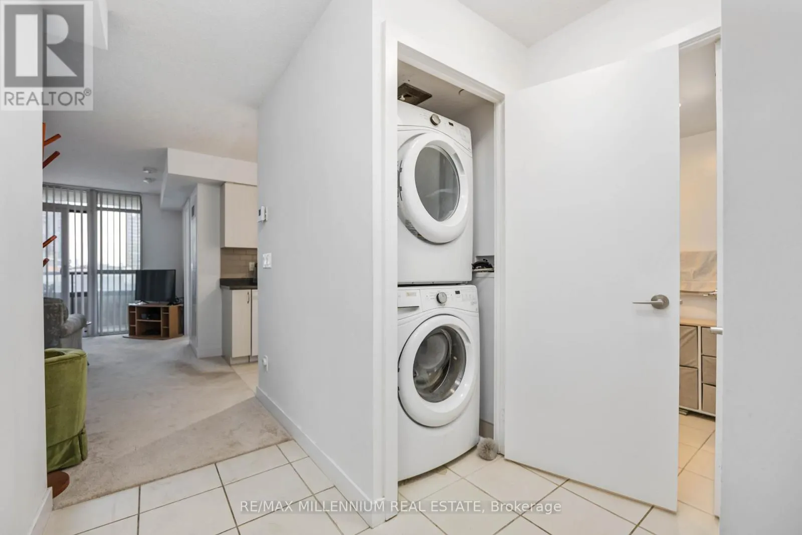 407 - 8 TRENT AVENUE