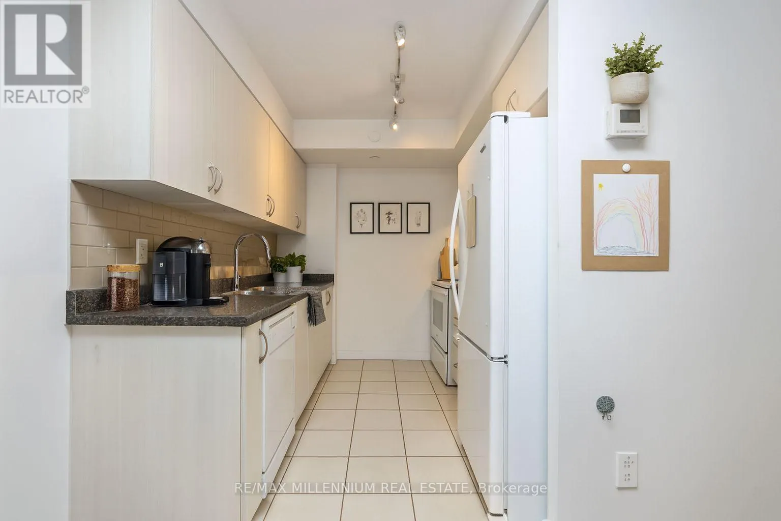407 - 8 TRENT AVENUE