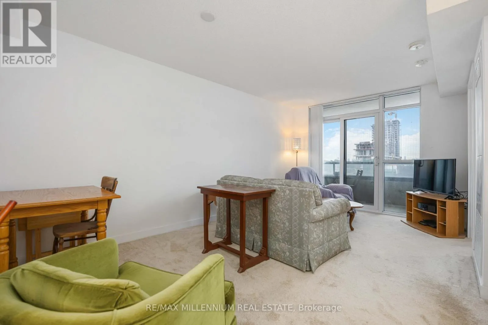 407 - 8 TRENT AVENUE