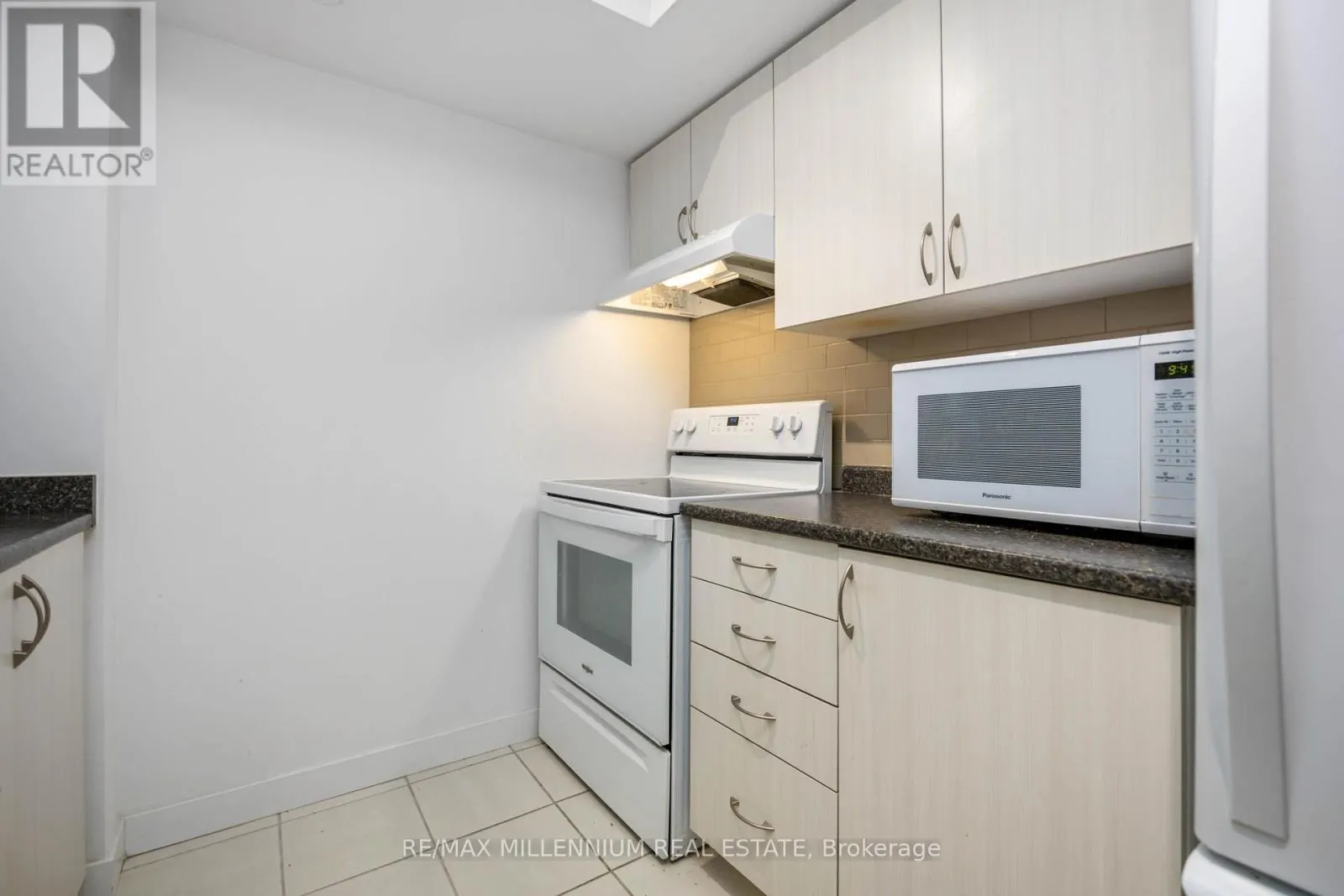 407 - 8 TRENT AVENUE