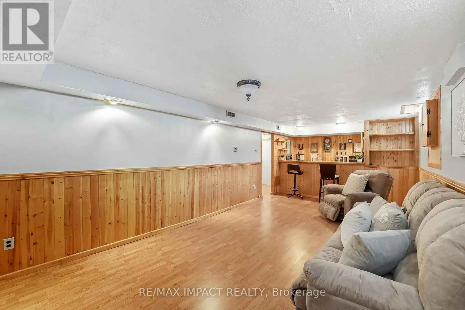 1506 FENELON CRESCENT