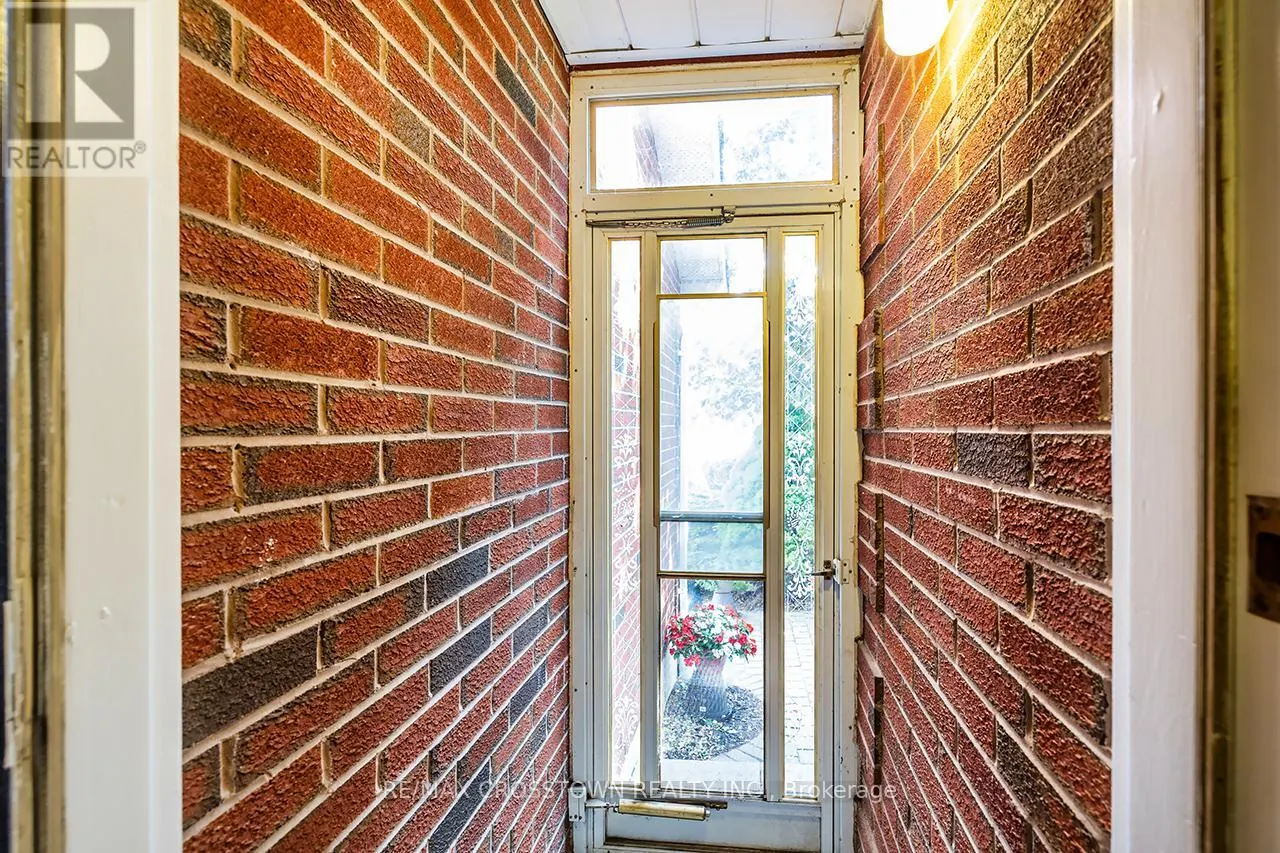 44 HEWITT CRESCENT