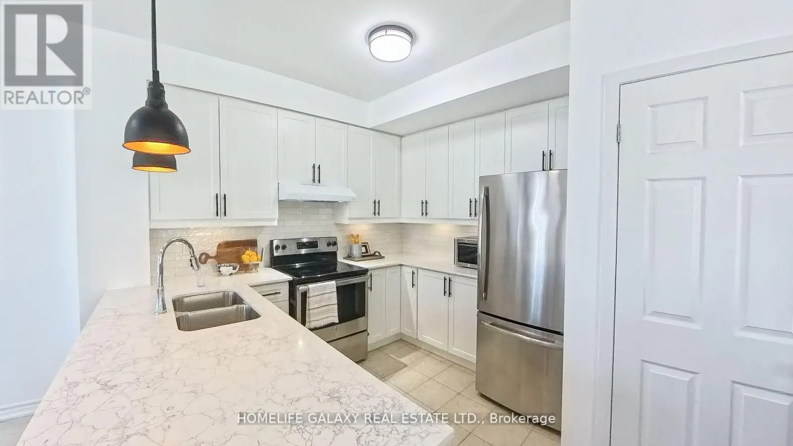 8 - 1050 ELTON WAY