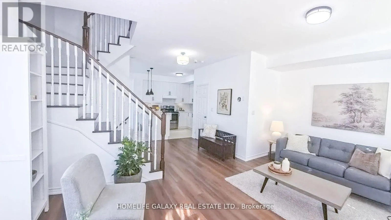 8 - 1050 ELTON WAY