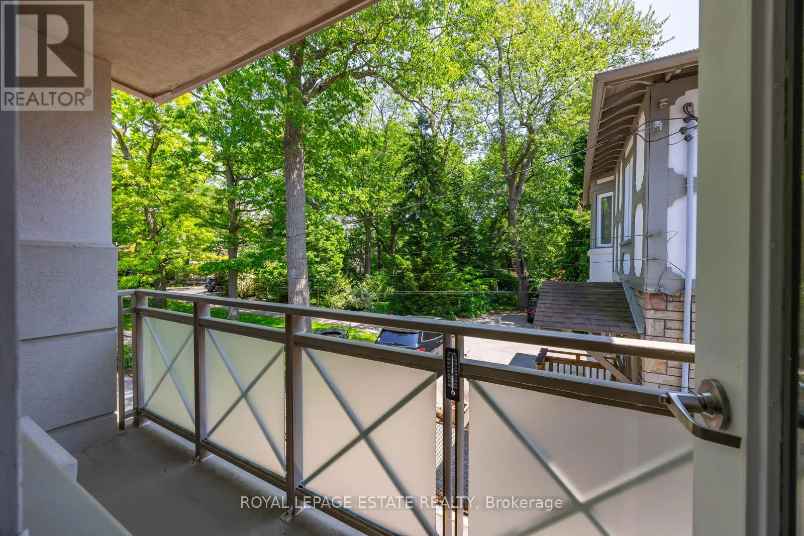 4 - 21 BENLAMOND AVENUE