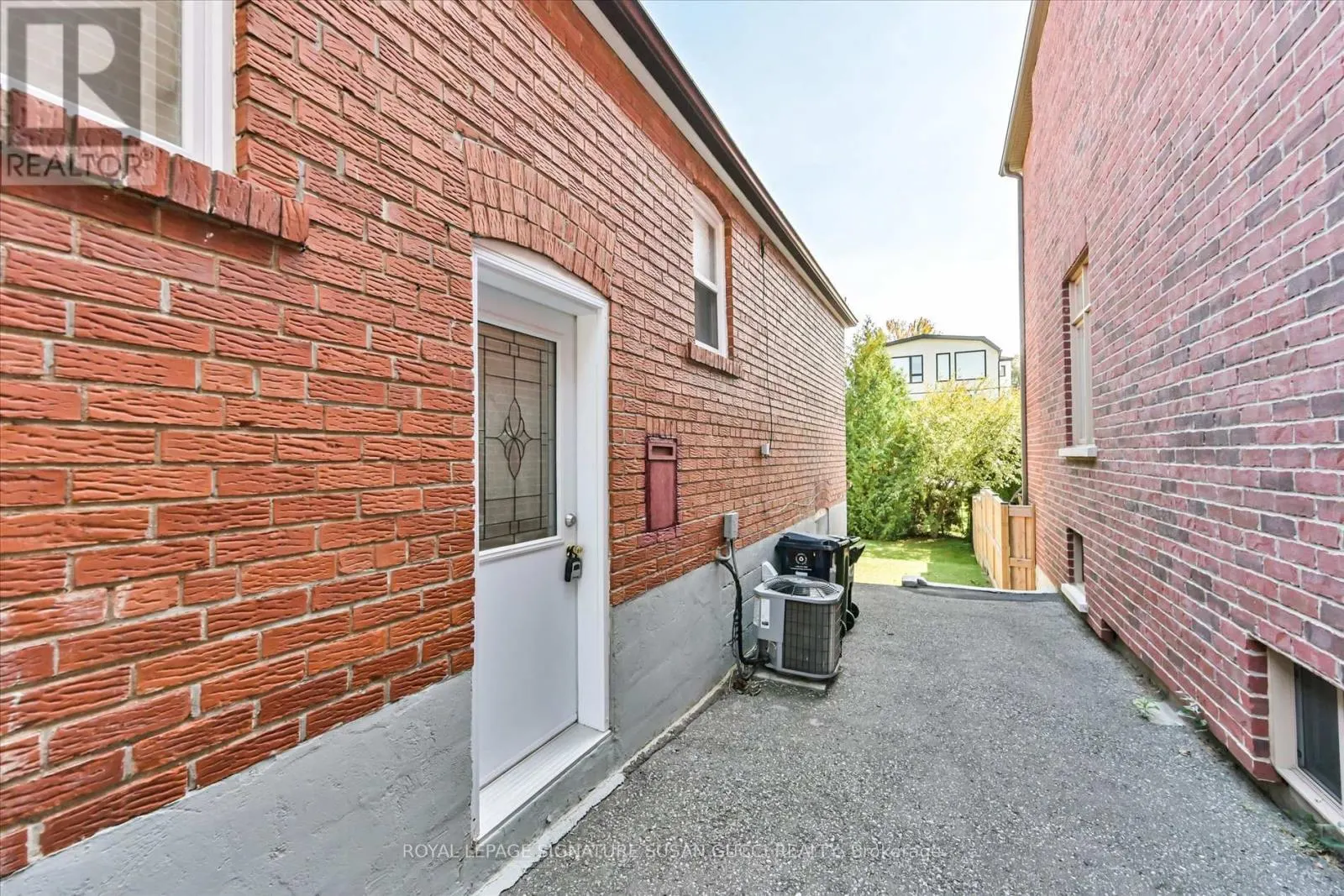 127 FURNIVAL ROAD