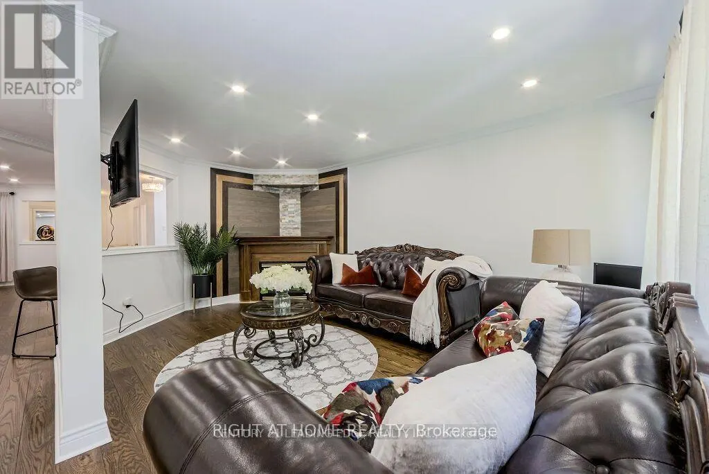 33 MARKWOOD CRESCENT