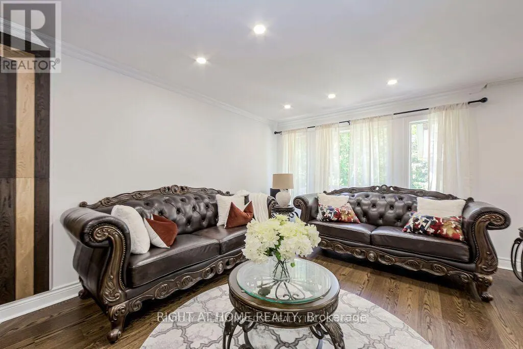 33 MARKWOOD CRESCENT