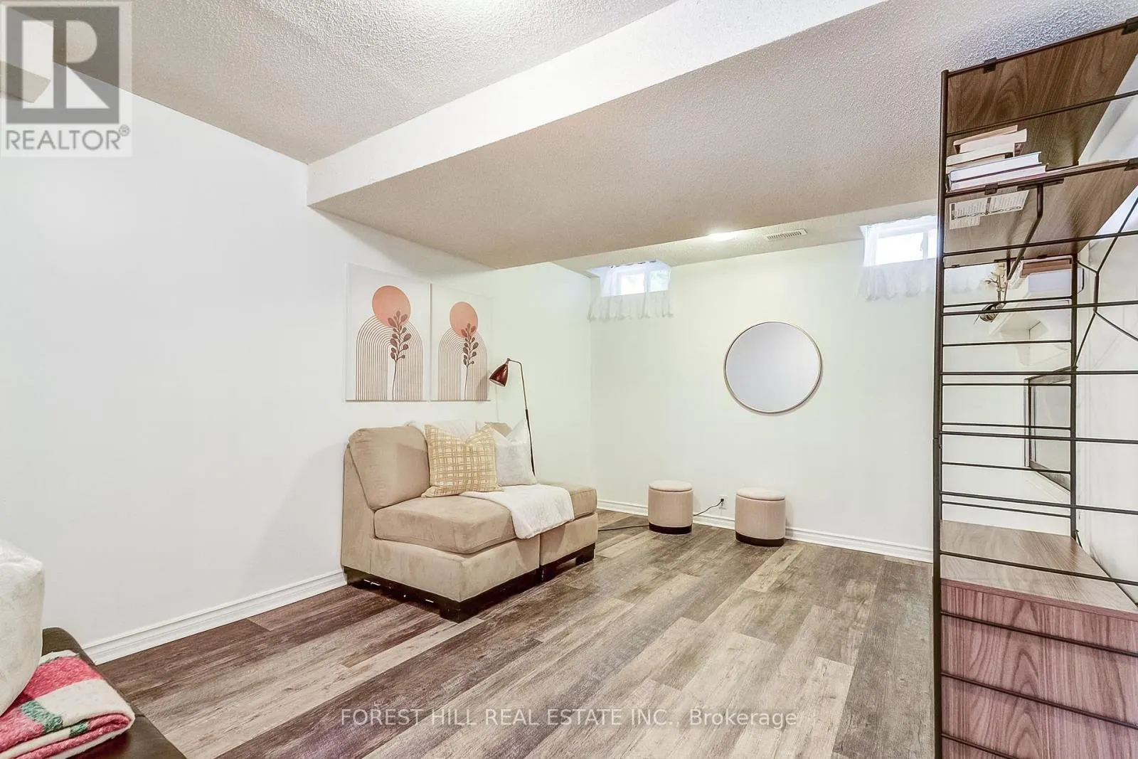 61 HEARTHSTONE CRESCENT