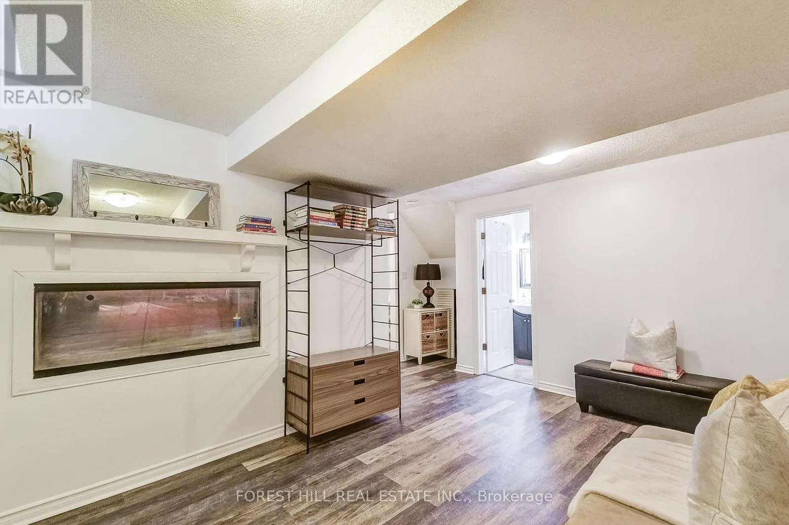 61 HEARTHSTONE CRESCENT