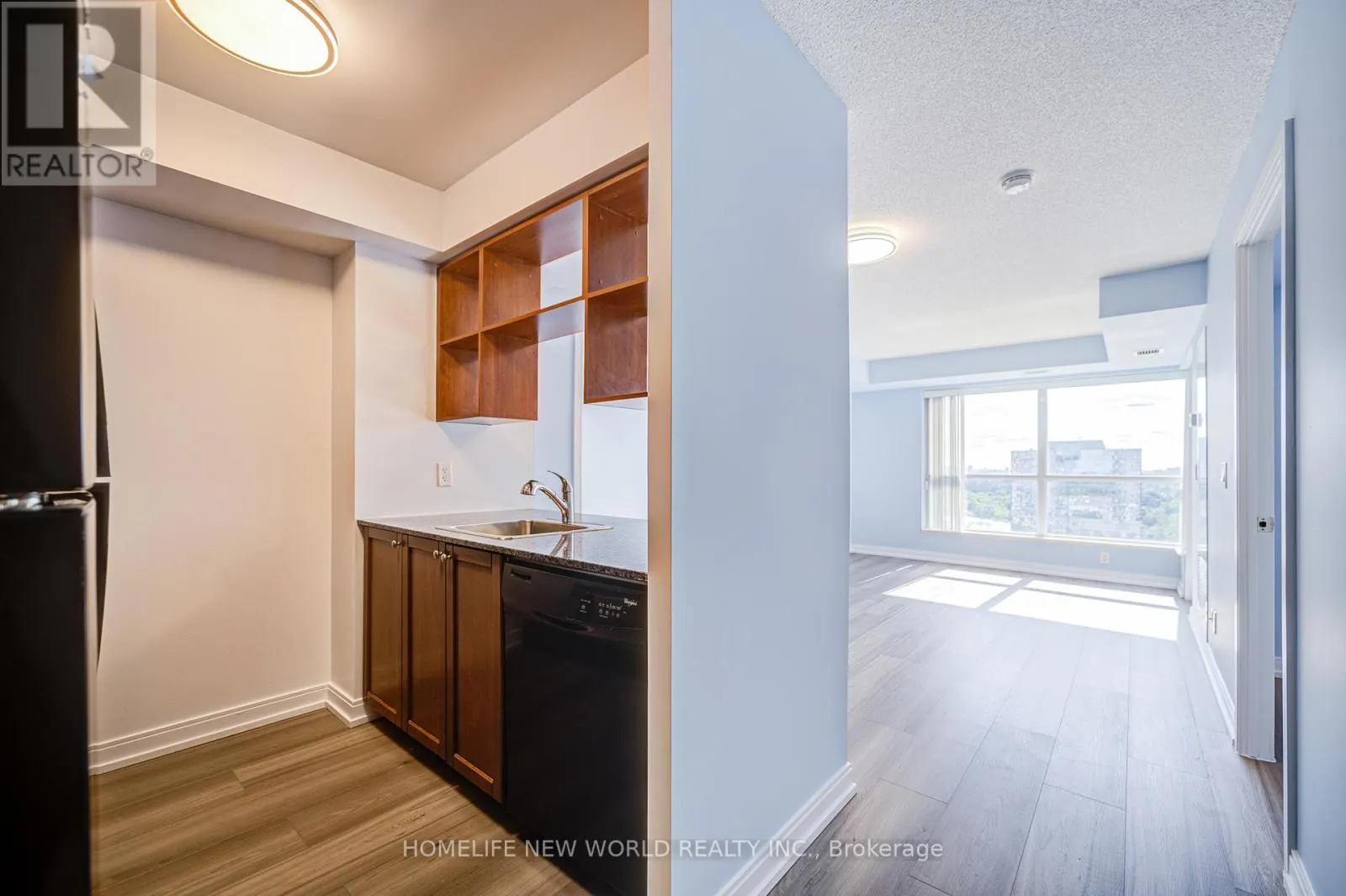 1815 - 181 VILLAGE GREEN SQUARE E