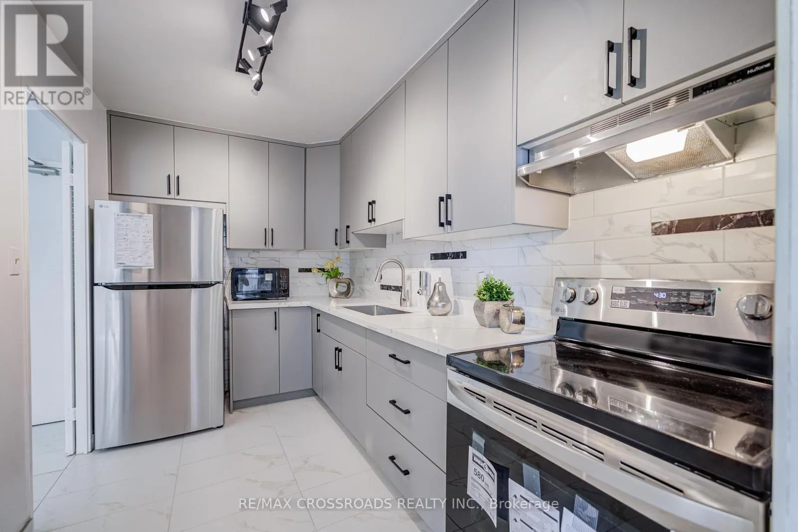 1202 - 5 MASSEY SQUARE