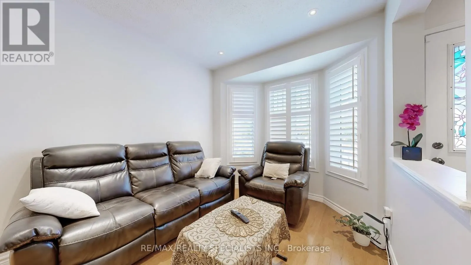 33 DONLEVY CRESCENT