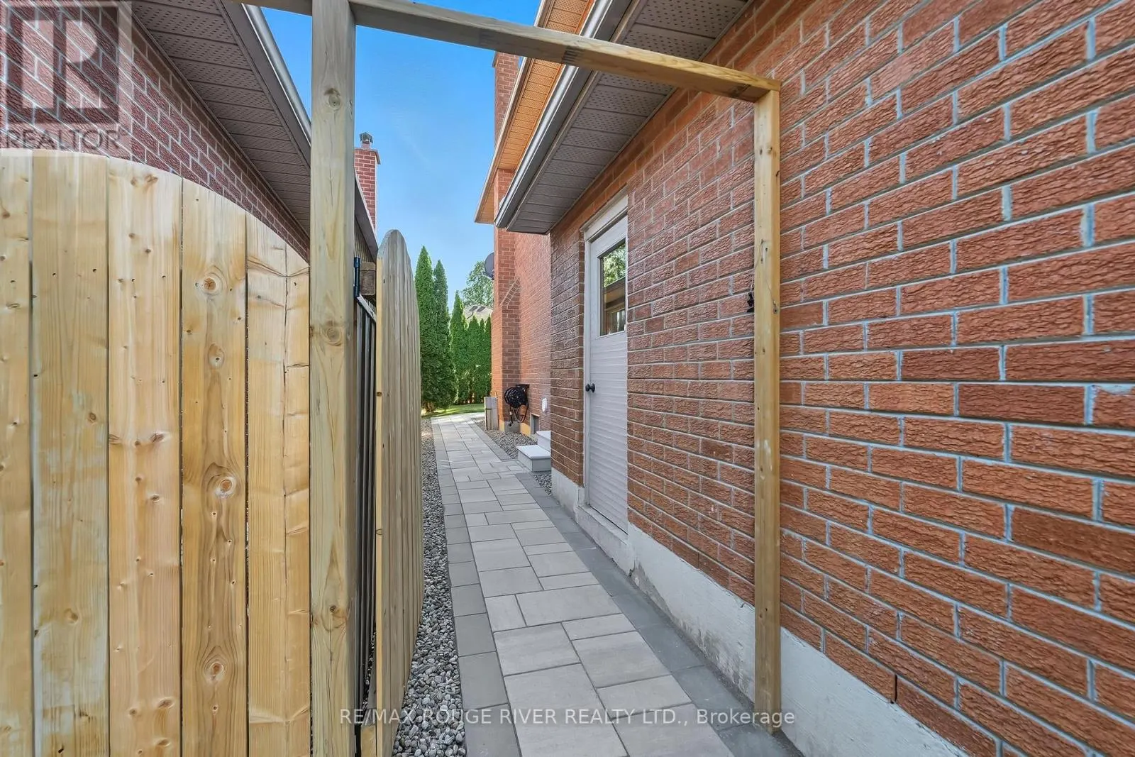 28 WYNDFIELD CRESCENT