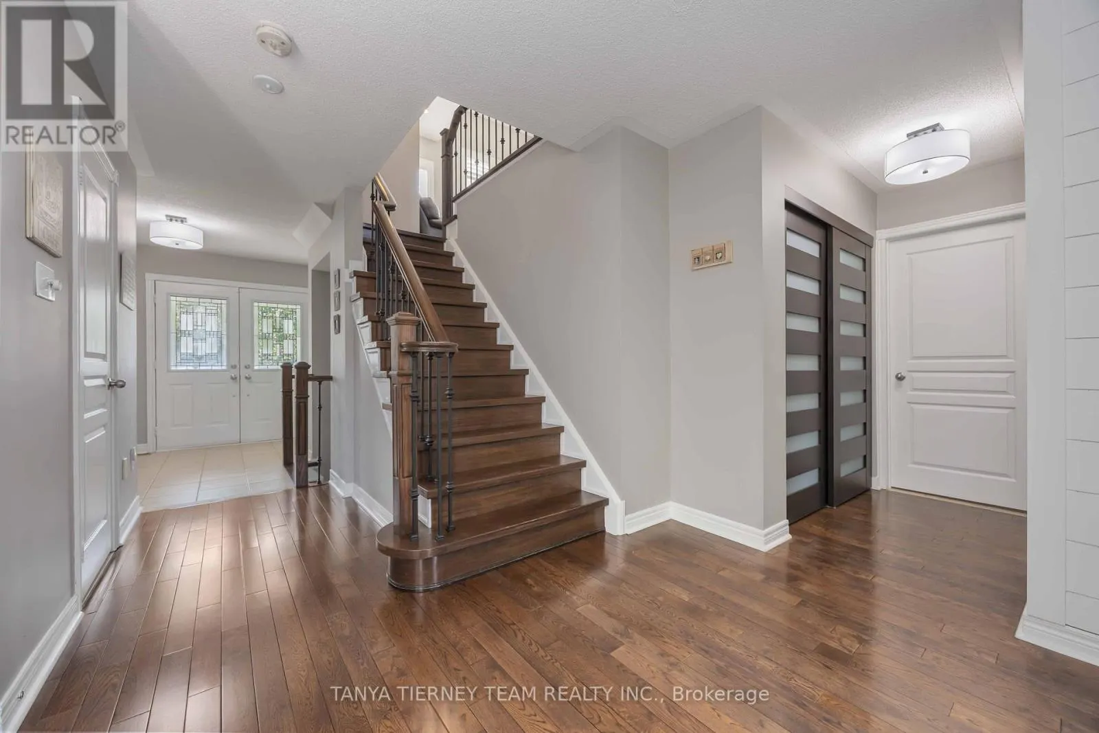 19 TEARDROP CRESCENT