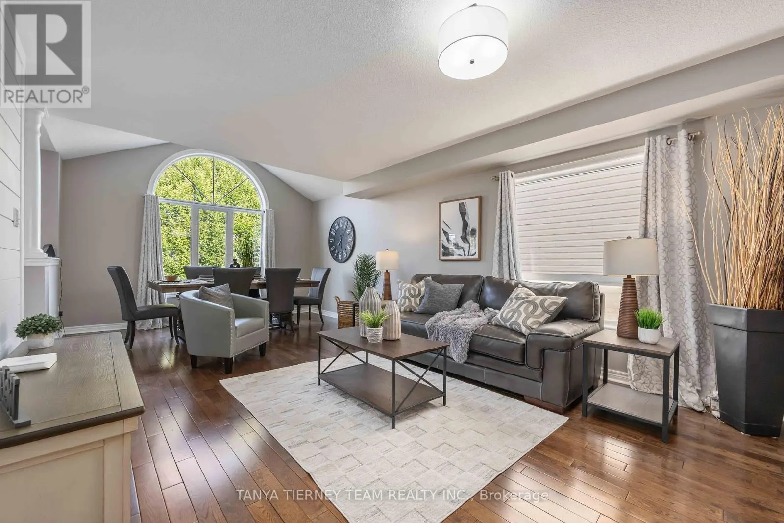 19 TEARDROP CRESCENT