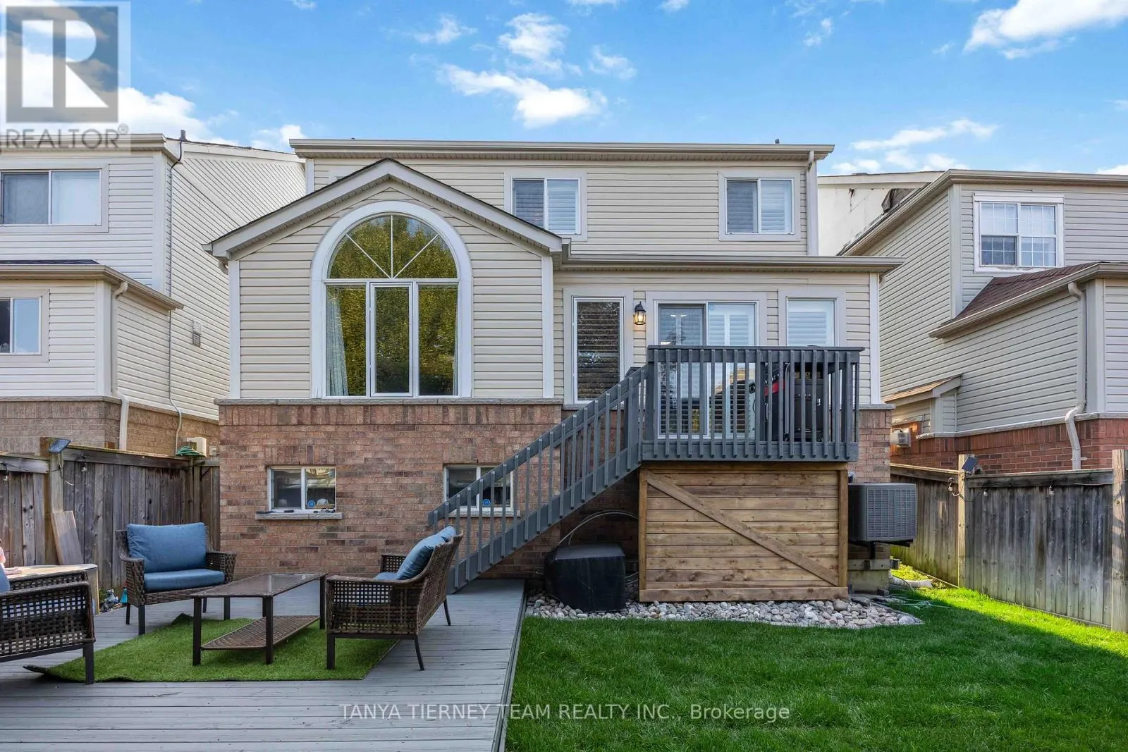 19 TEARDROP CRESCENT