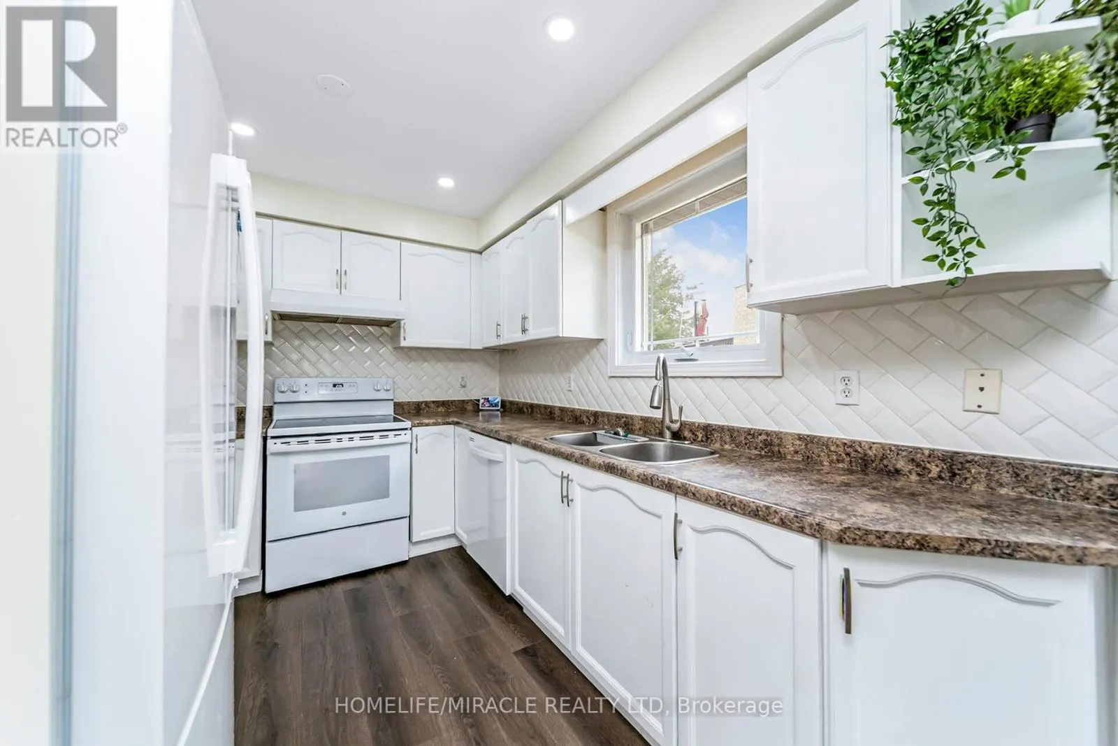 27 - 165 TAPSCOTT ROAD N