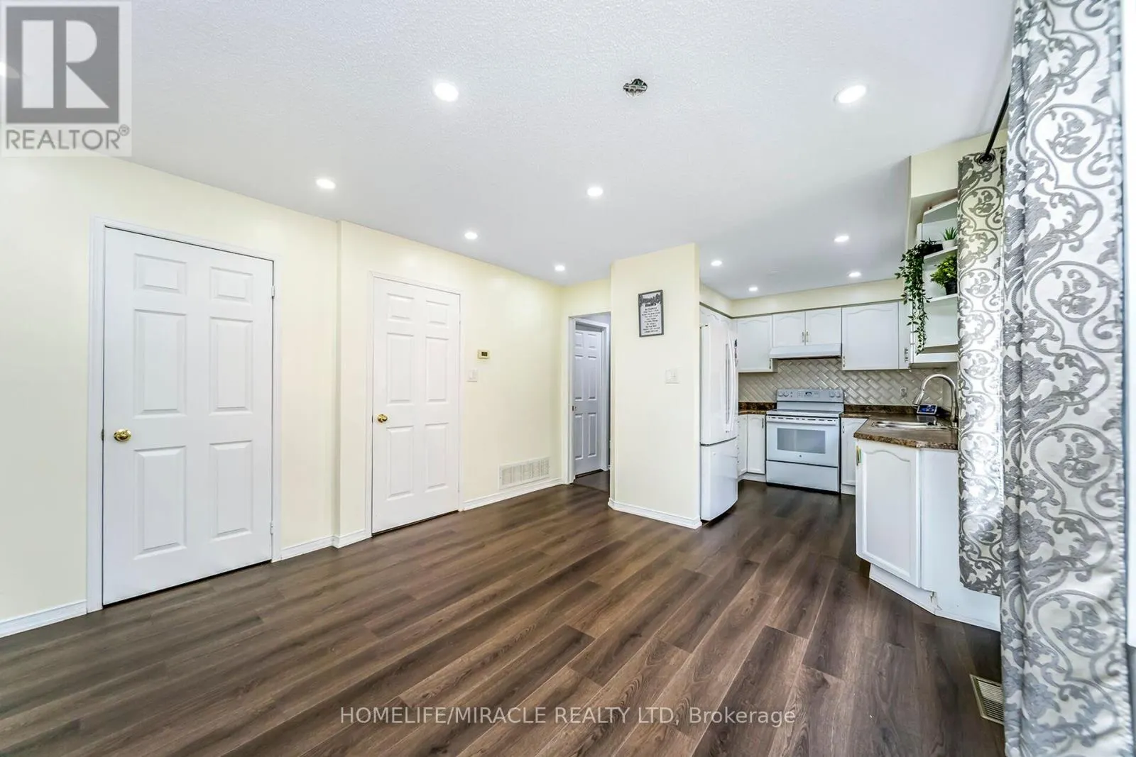 27 - 165 TAPSCOTT ROAD N