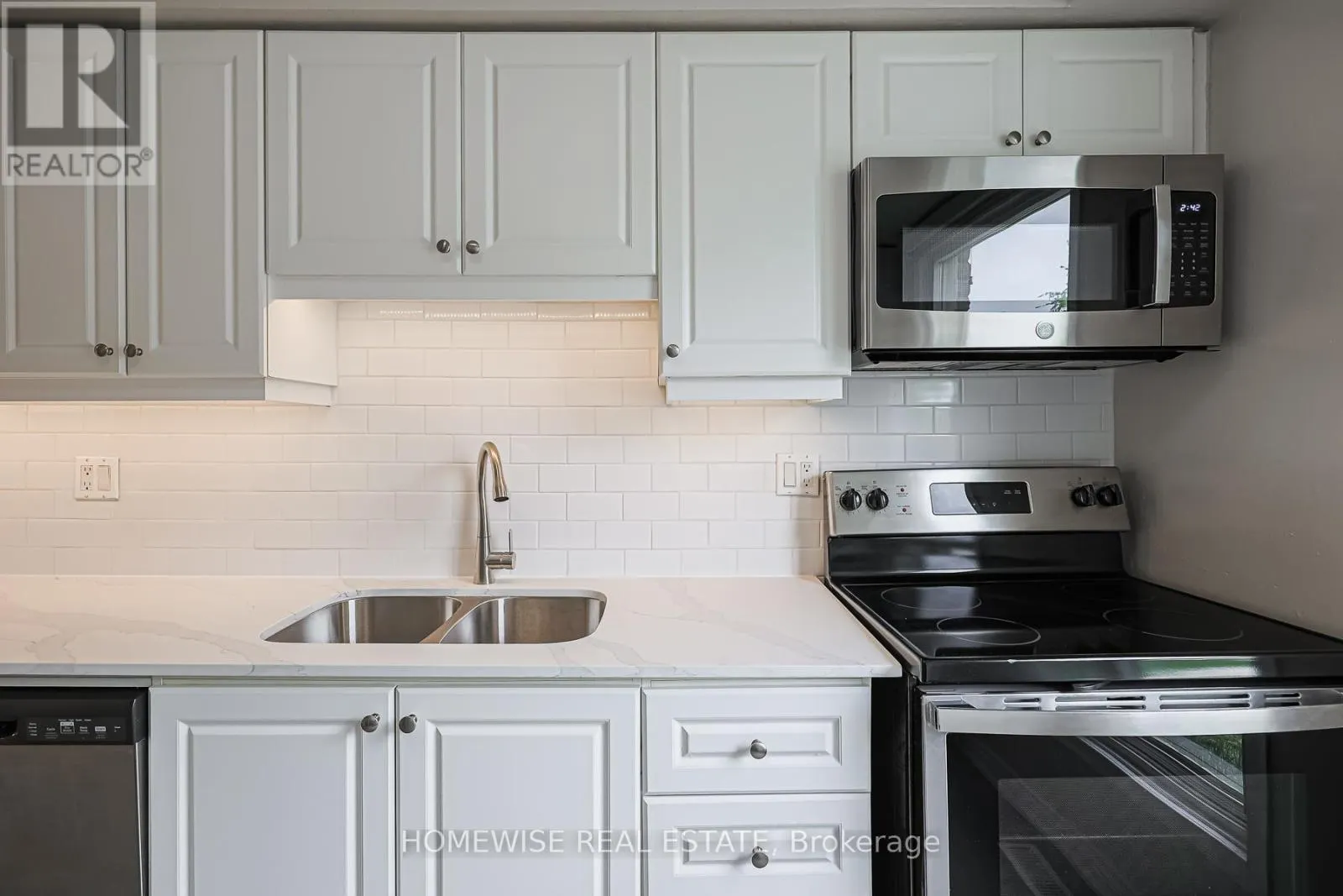 28 - 560 WAVERLY STREET N