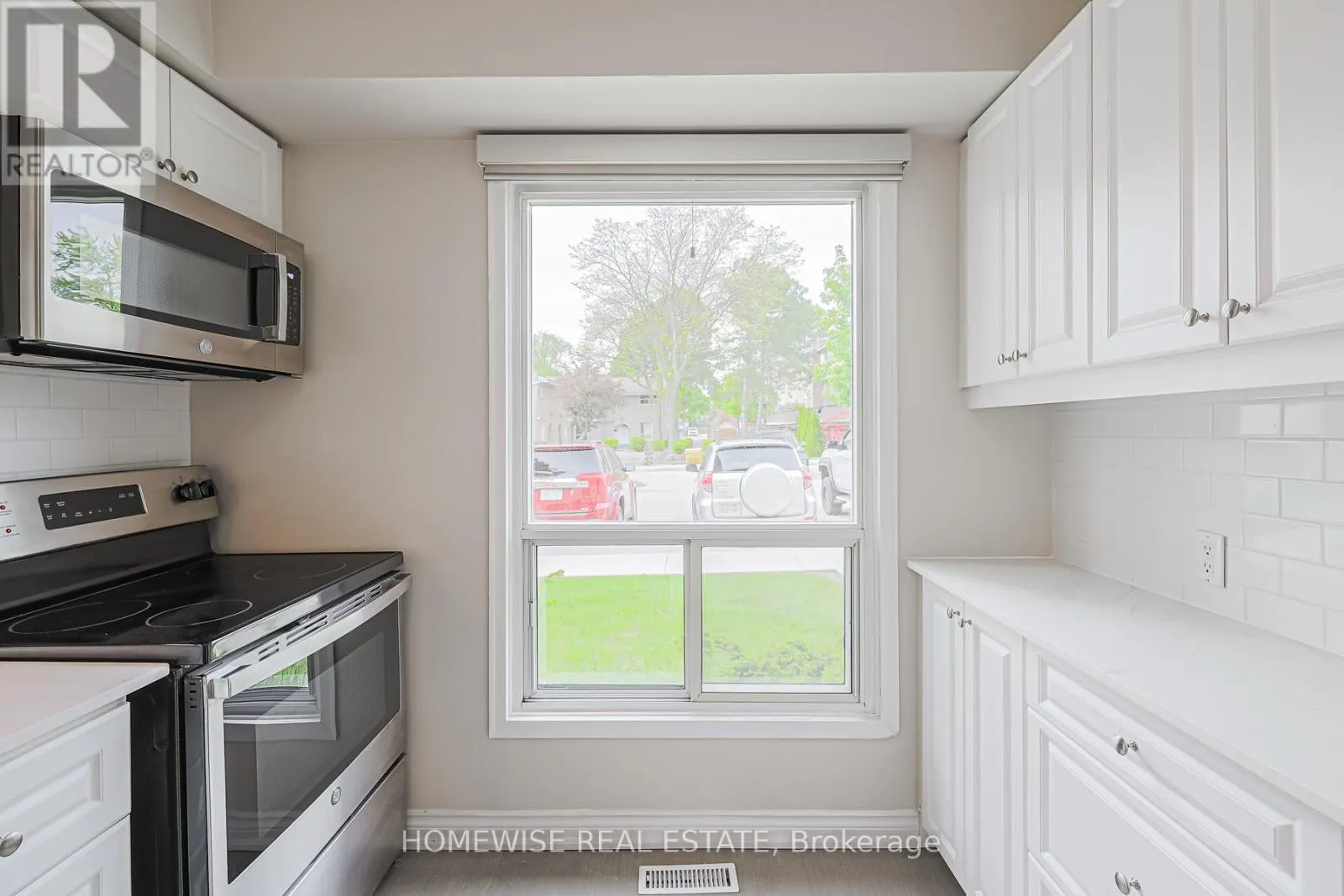 28 - 560 WAVERLY STREET N