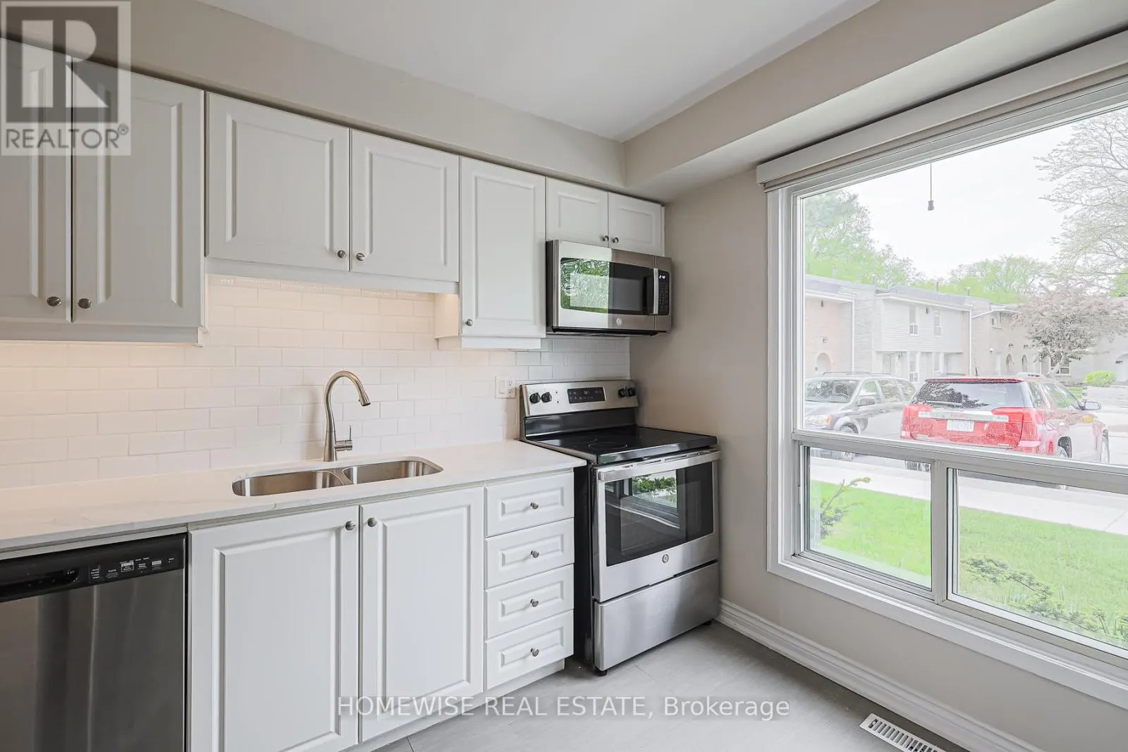 28 - 560 WAVERLY STREET N