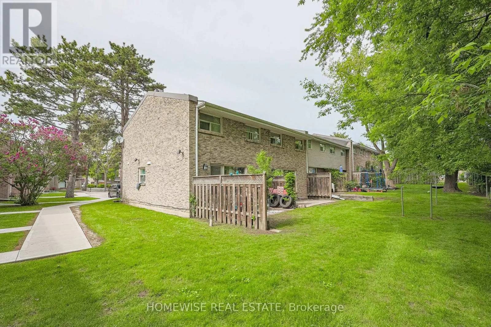28 - 560 WAVERLY STREET N