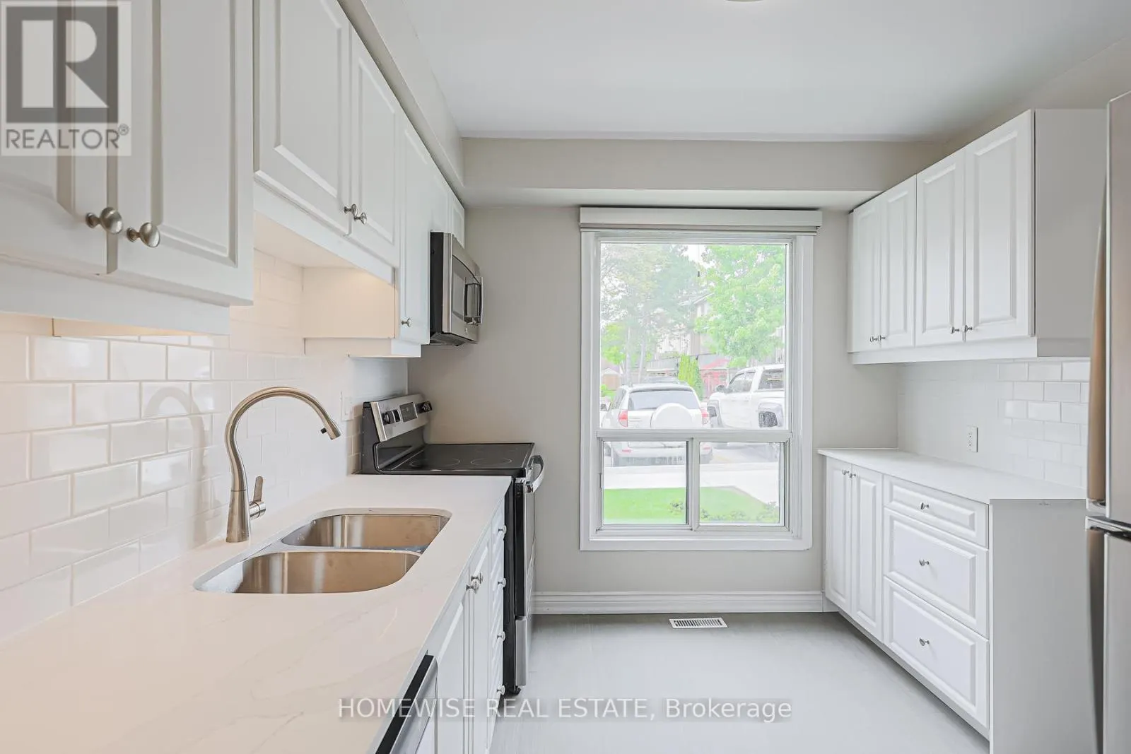 28 - 560 WAVERLY STREET N