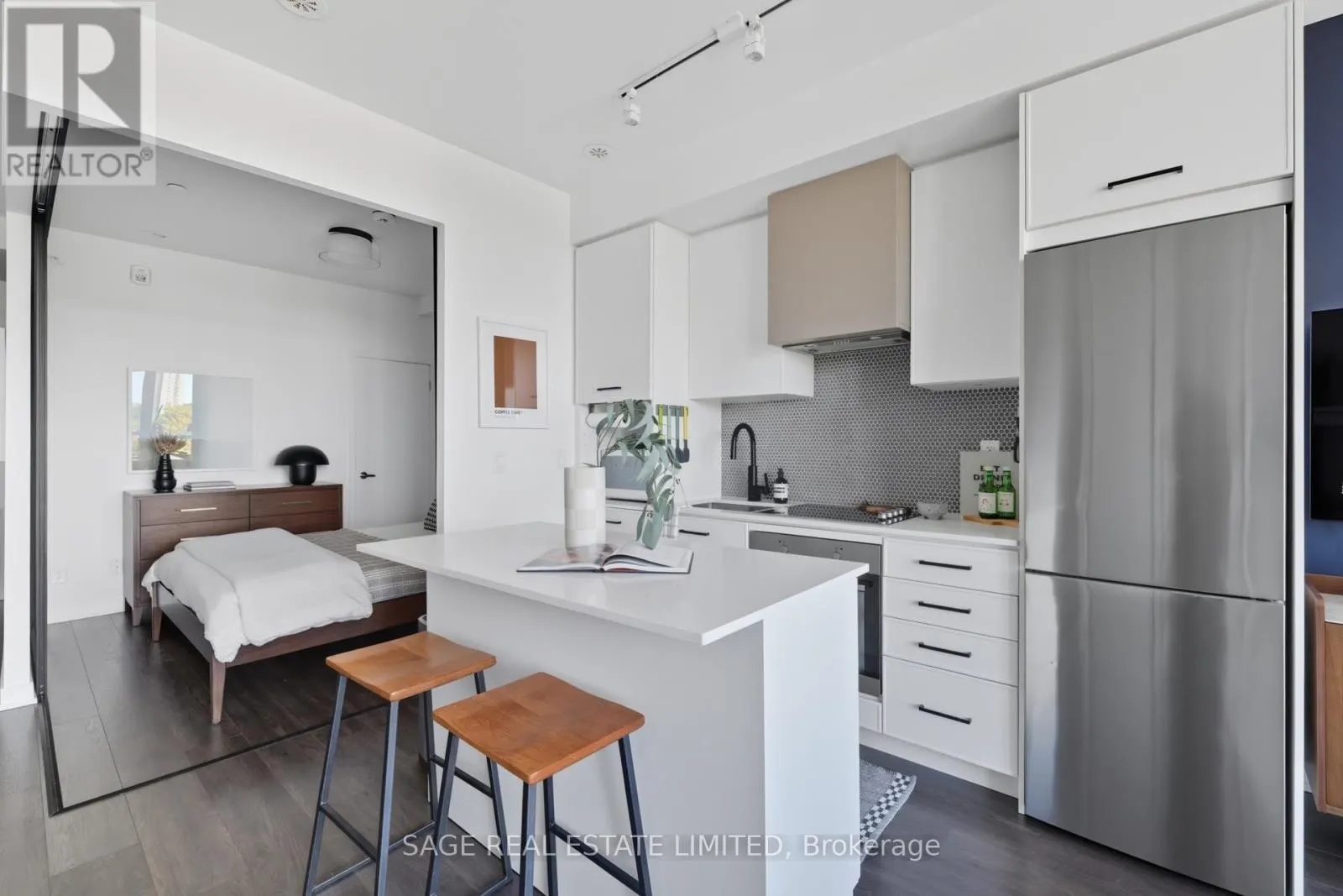 605 - 899 QUEEN STREET E