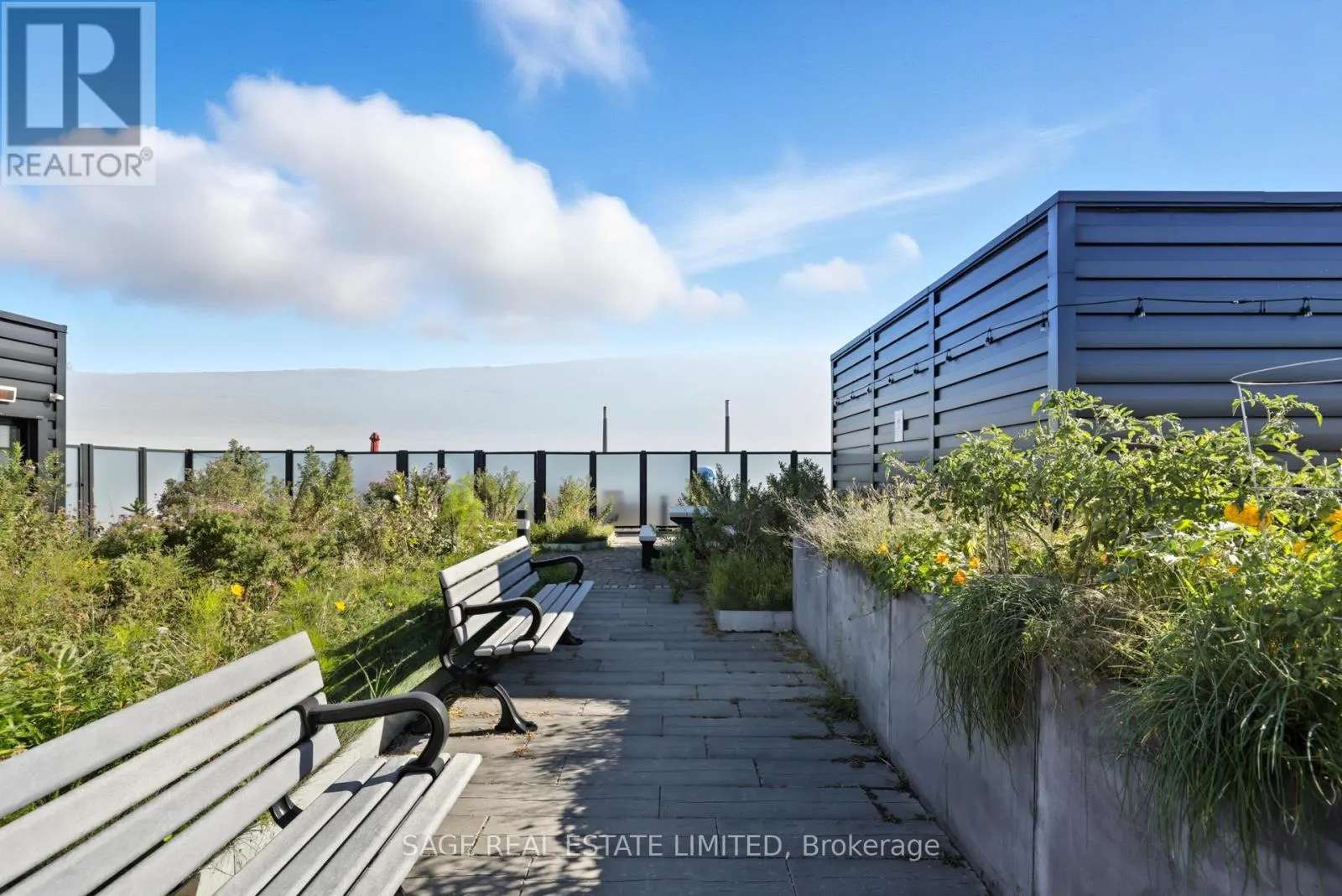 605 - 899 QUEEN STREET E