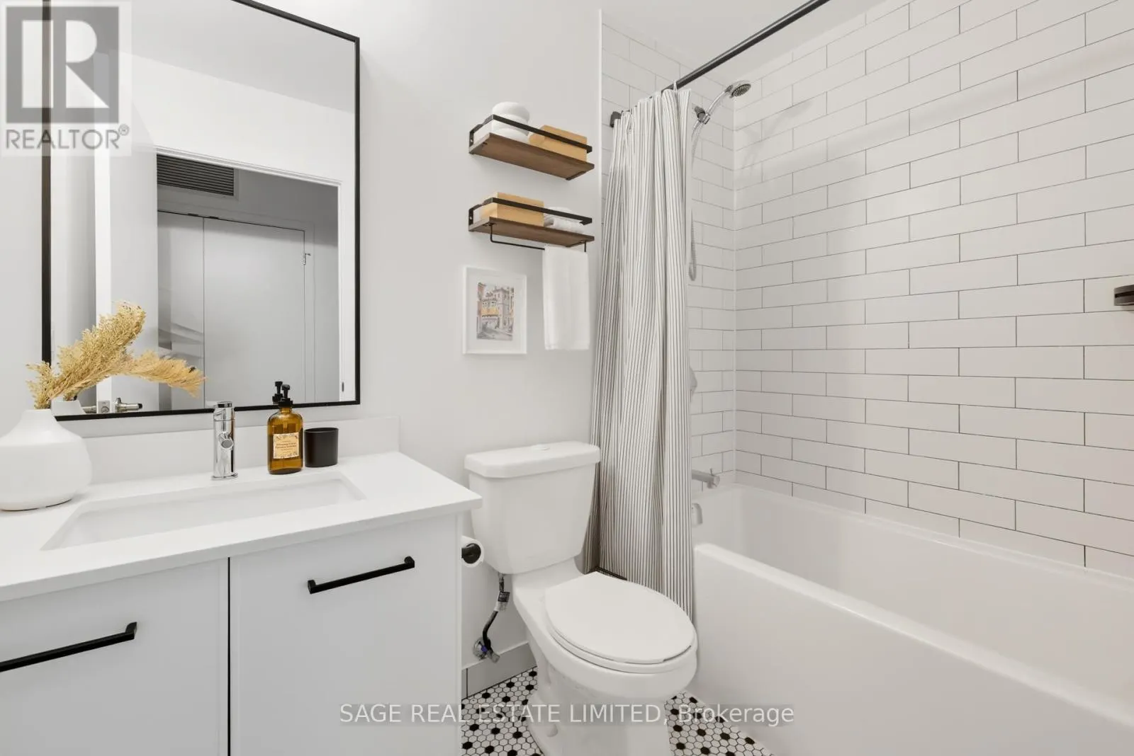 605 - 899 QUEEN STREET E