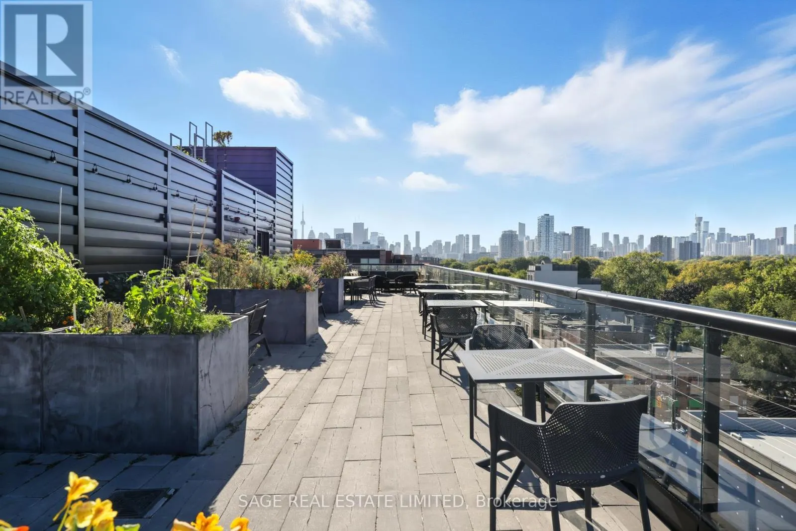 605 - 899 QUEEN STREET E