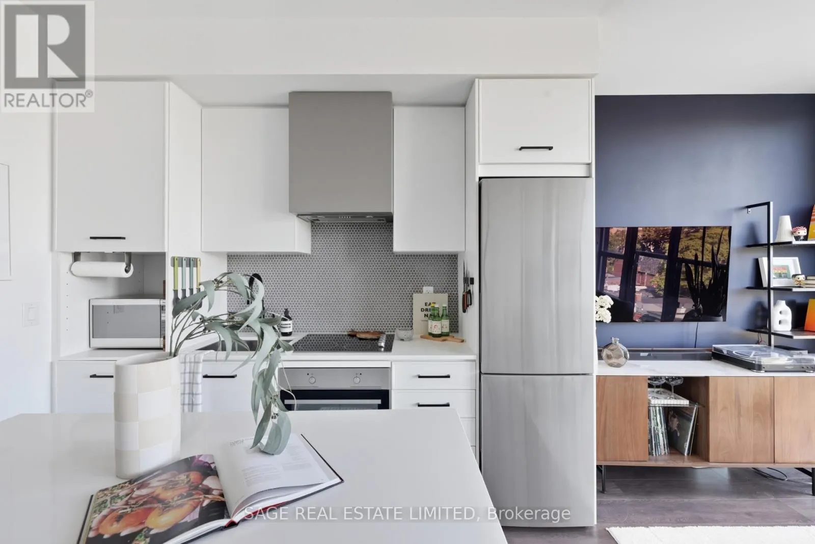 605 - 899 QUEEN STREET E