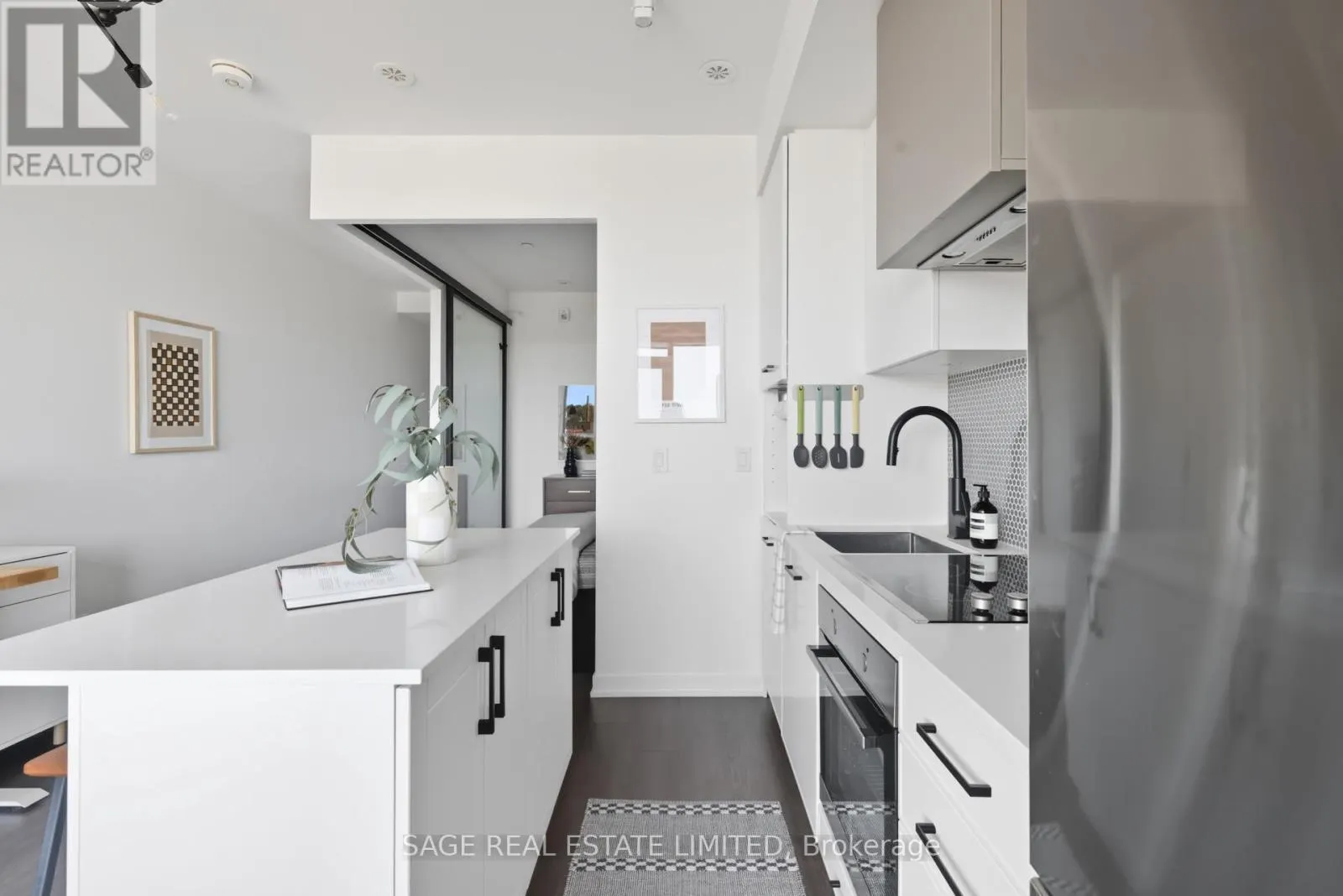 605 - 899 QUEEN STREET E