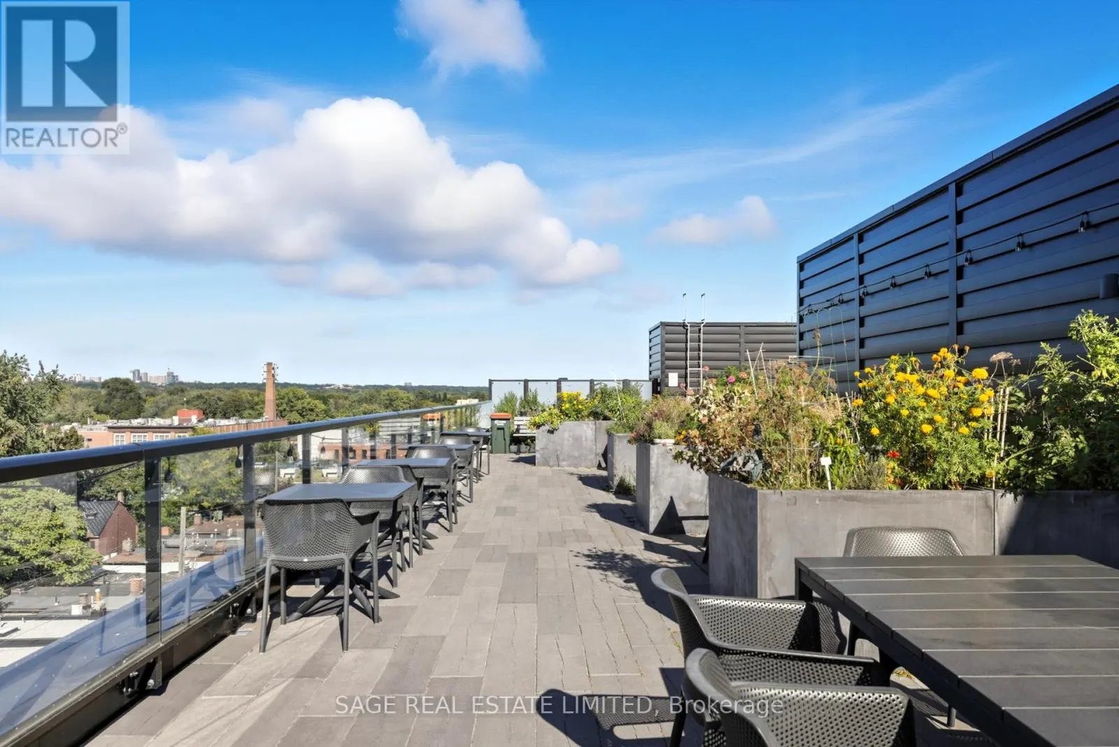 605 - 899 QUEEN STREET E
