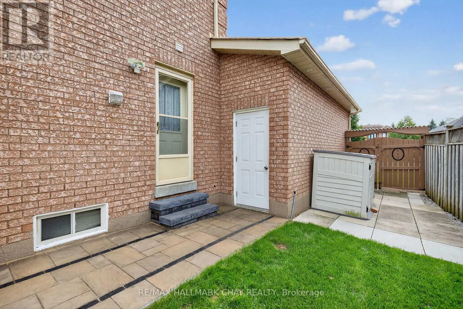 114 SWEETBRIAR COURT