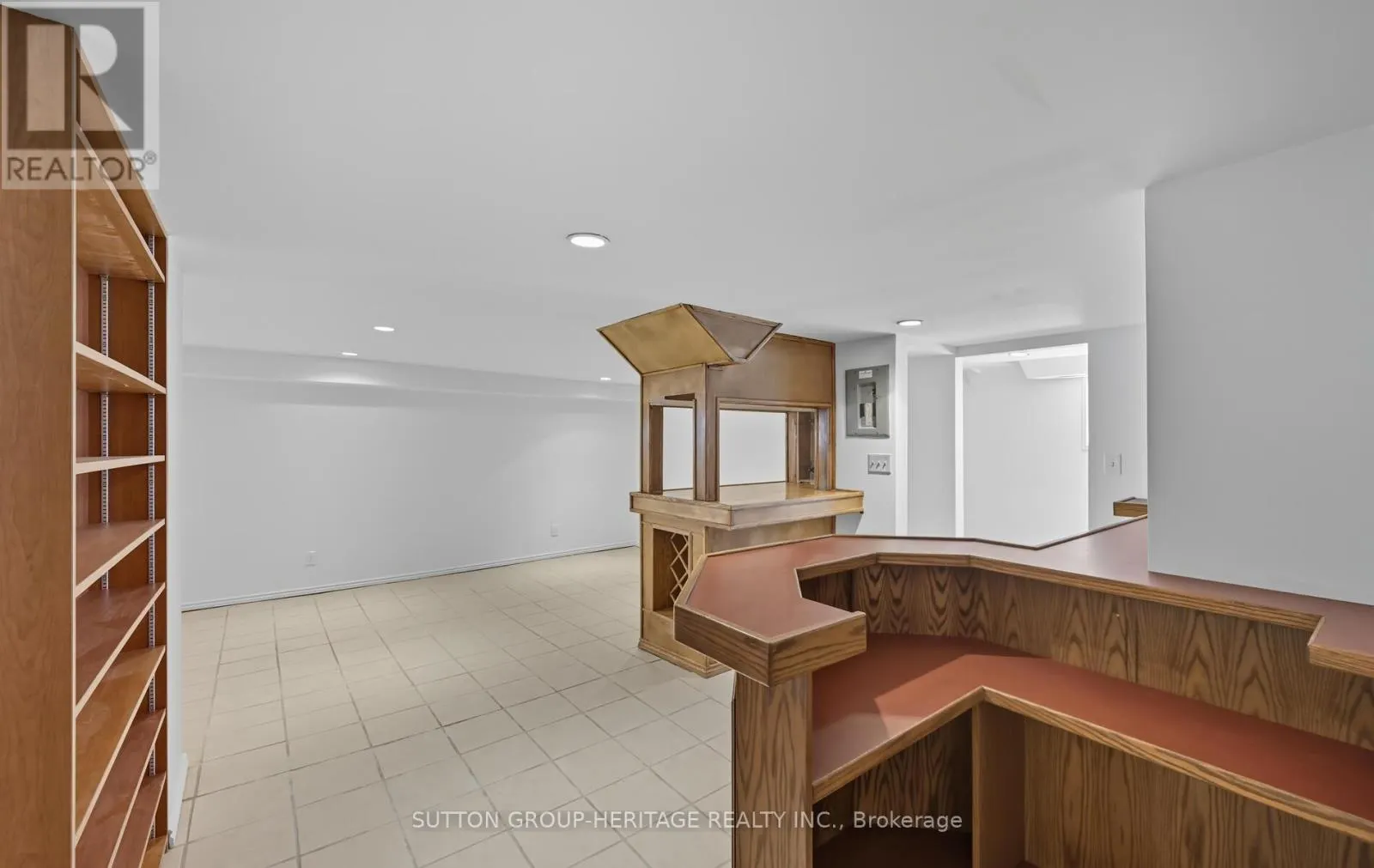 823 ROWENA STREET
