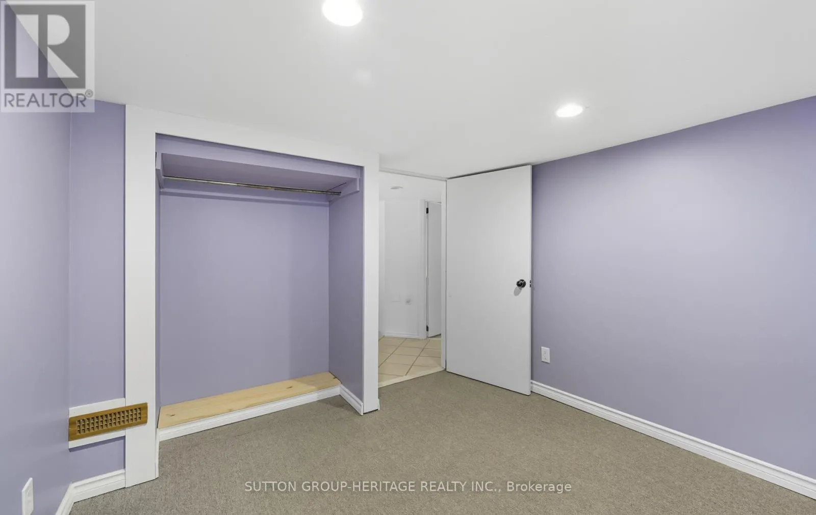 823 ROWENA STREET
