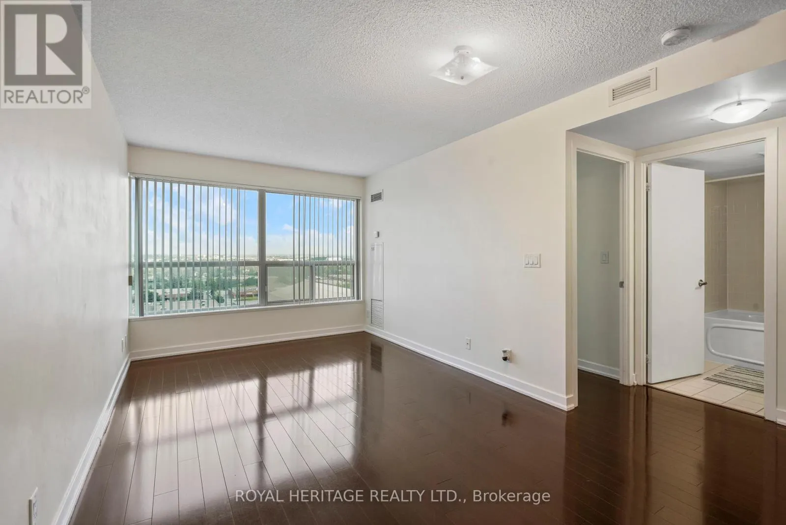 1716 - 38 LEE CENTRE DRIVE