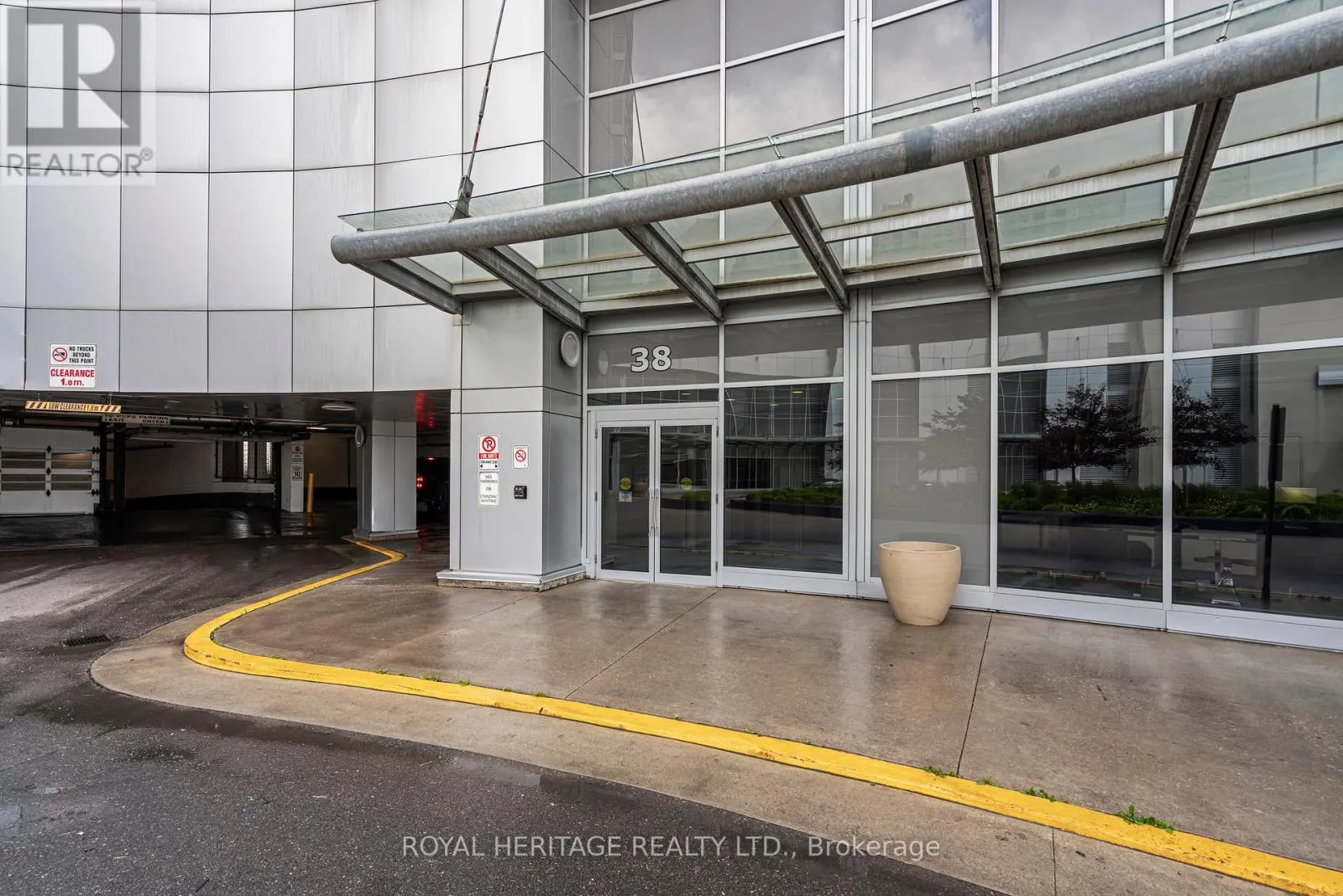 1716 - 38 LEE CENTRE DRIVE