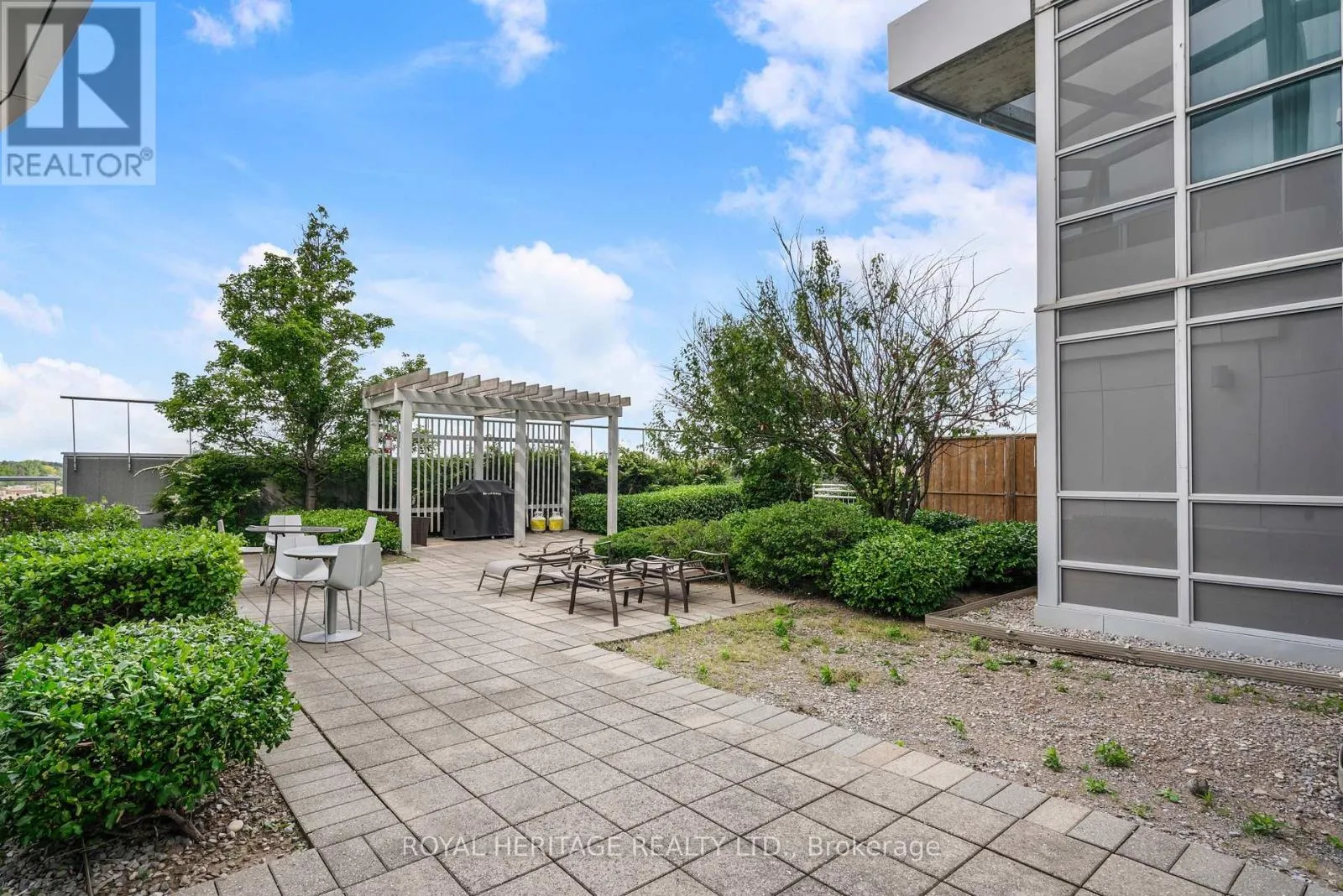 1716 - 38 LEE CENTRE DRIVE