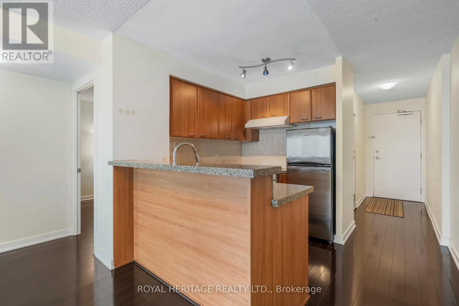 1716 - 38 LEE CENTRE DRIVE