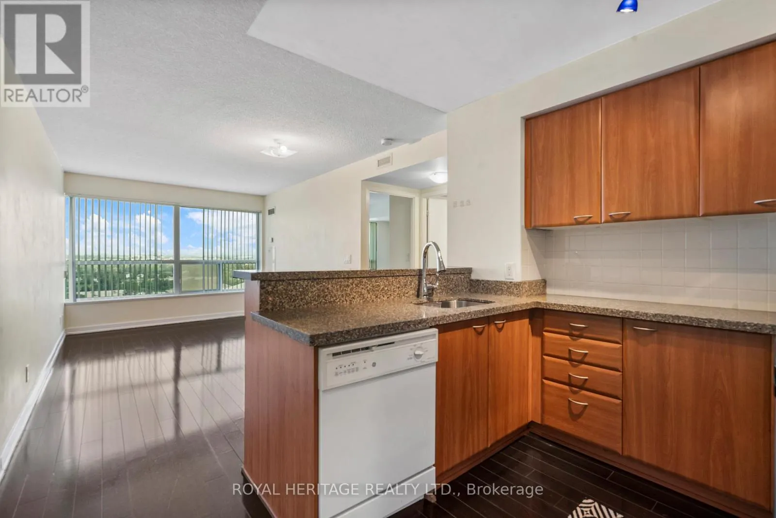 1716 - 38 LEE CENTRE DRIVE