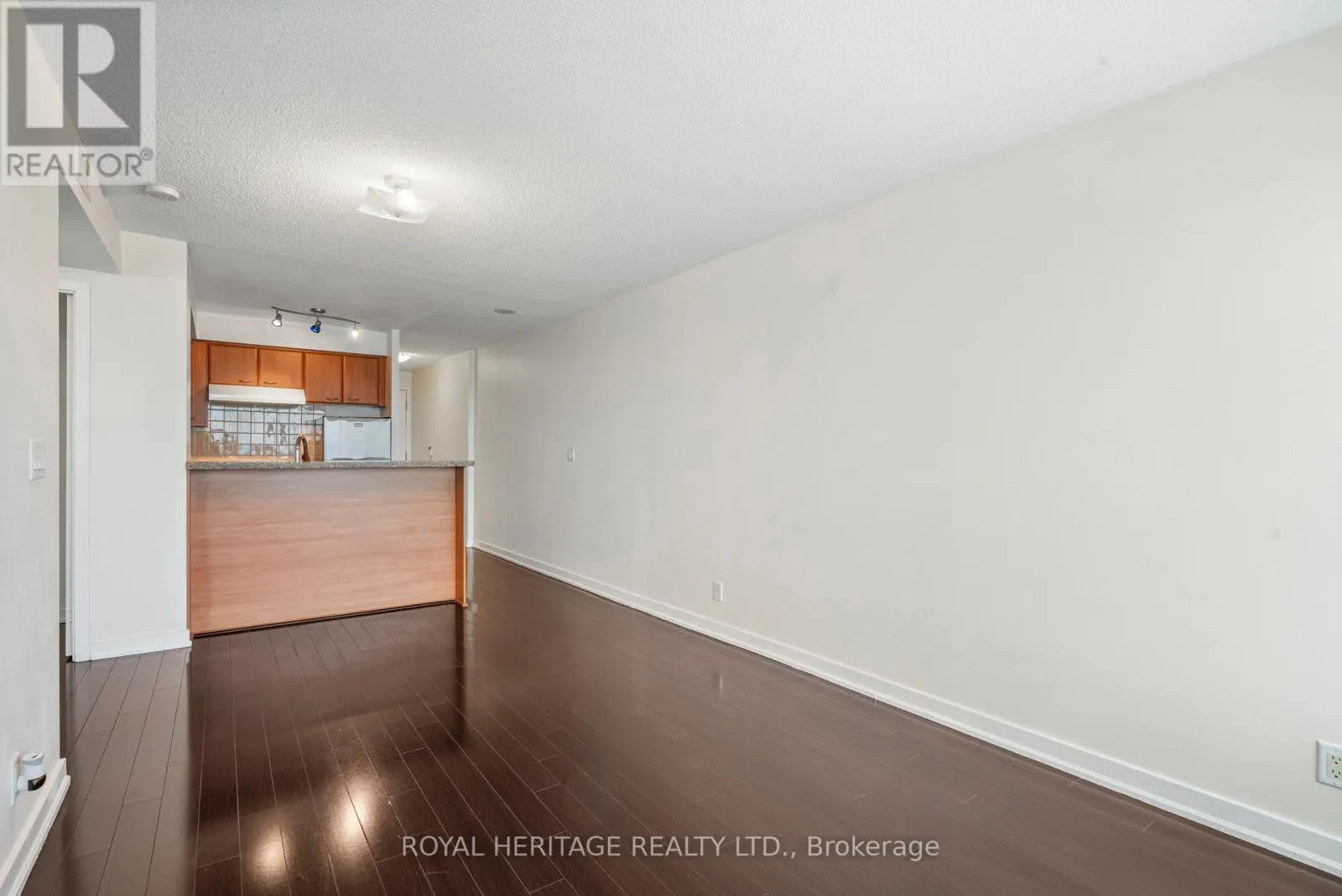 1716 - 38 LEE CENTRE DRIVE