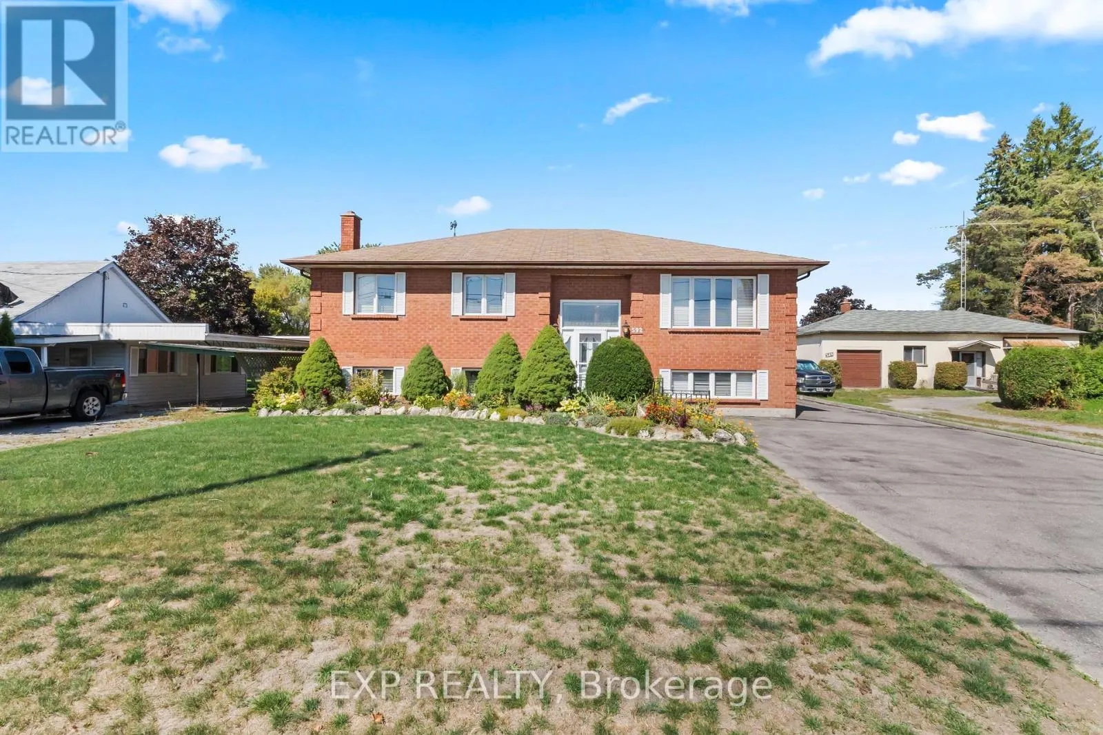 592 TAUNTON ROAD W