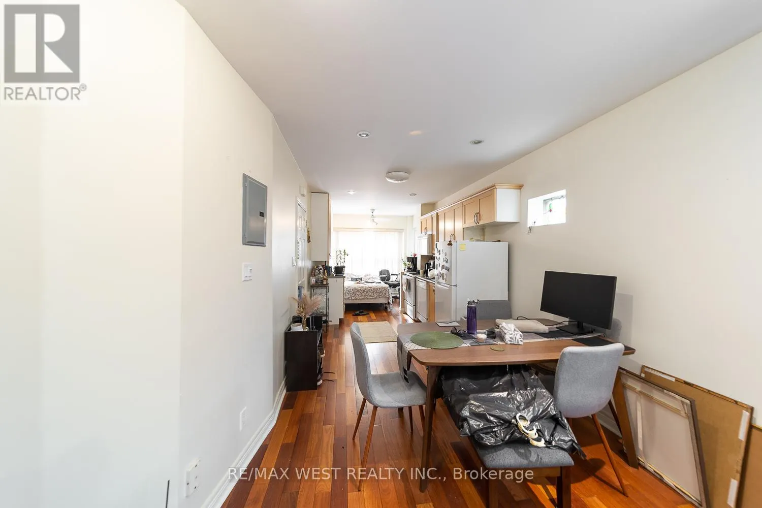 MAIN - 975 BROADVIEW AVENUE