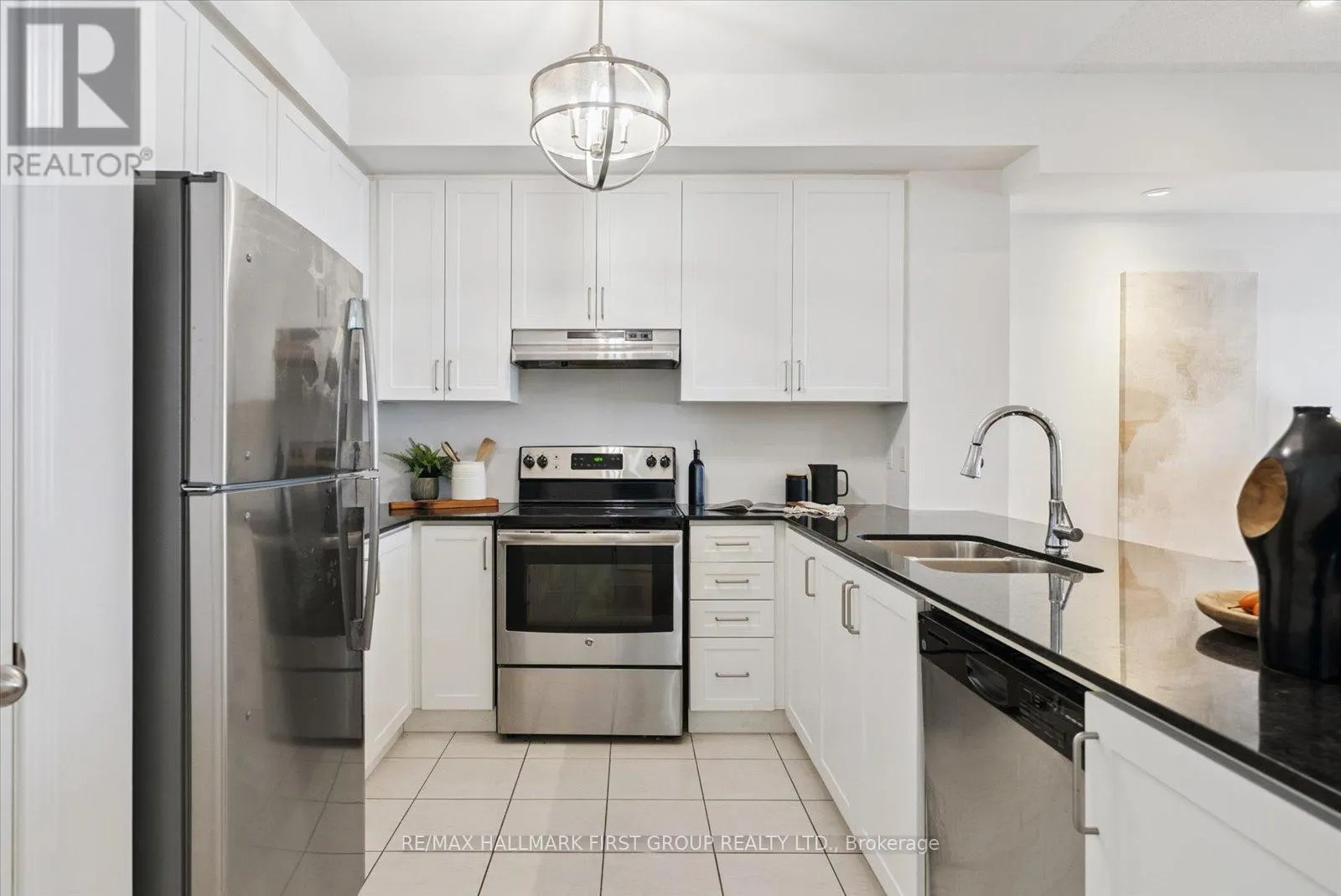 5 - 1060 ST. HILDA'S WAY, #5