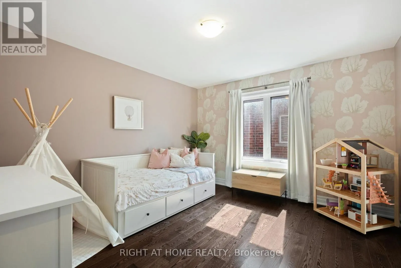 20B LEAFIELD STREET