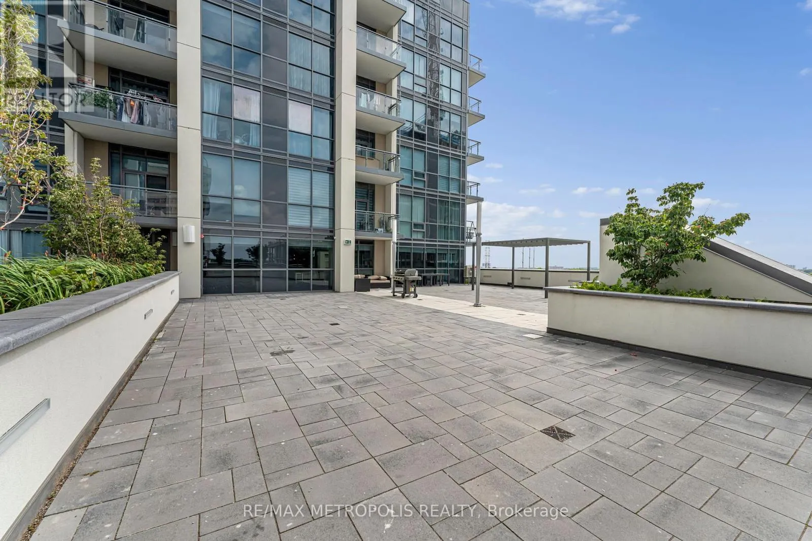 403 - 10 MEADOWGLEN PLACE